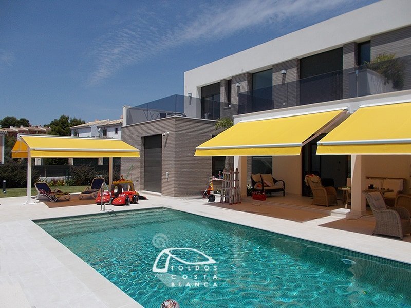 Toldos extensibles en la Cala de Finestrat