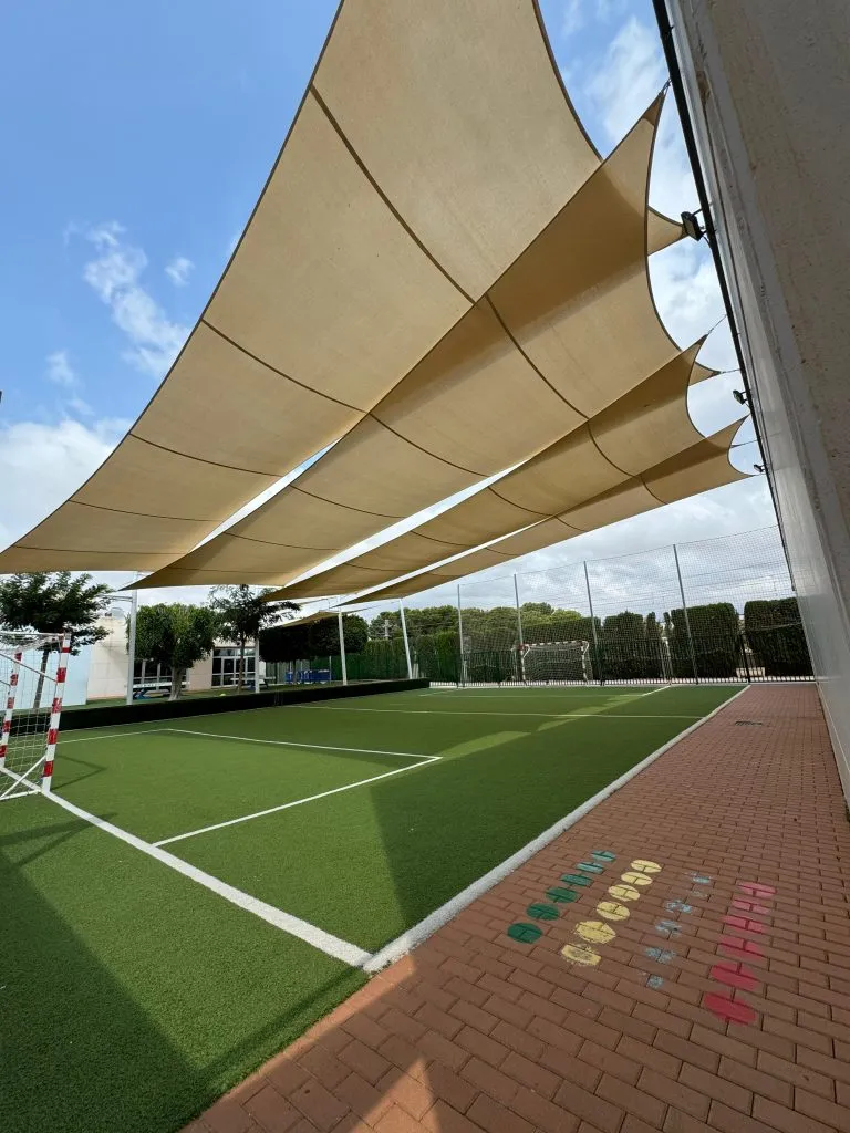 Terraza con toldo motorizado a medida en una vivienda de la Costa Blanca