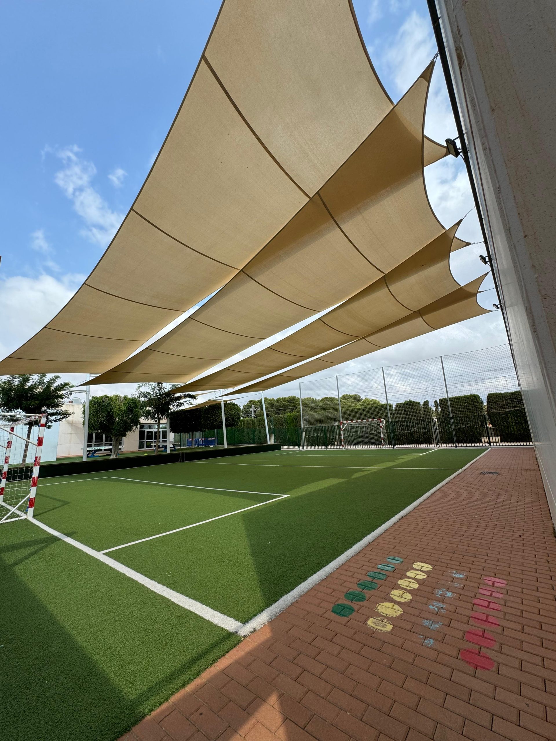 Instalación de toldo a medida en terraza de vivienda en Alicante